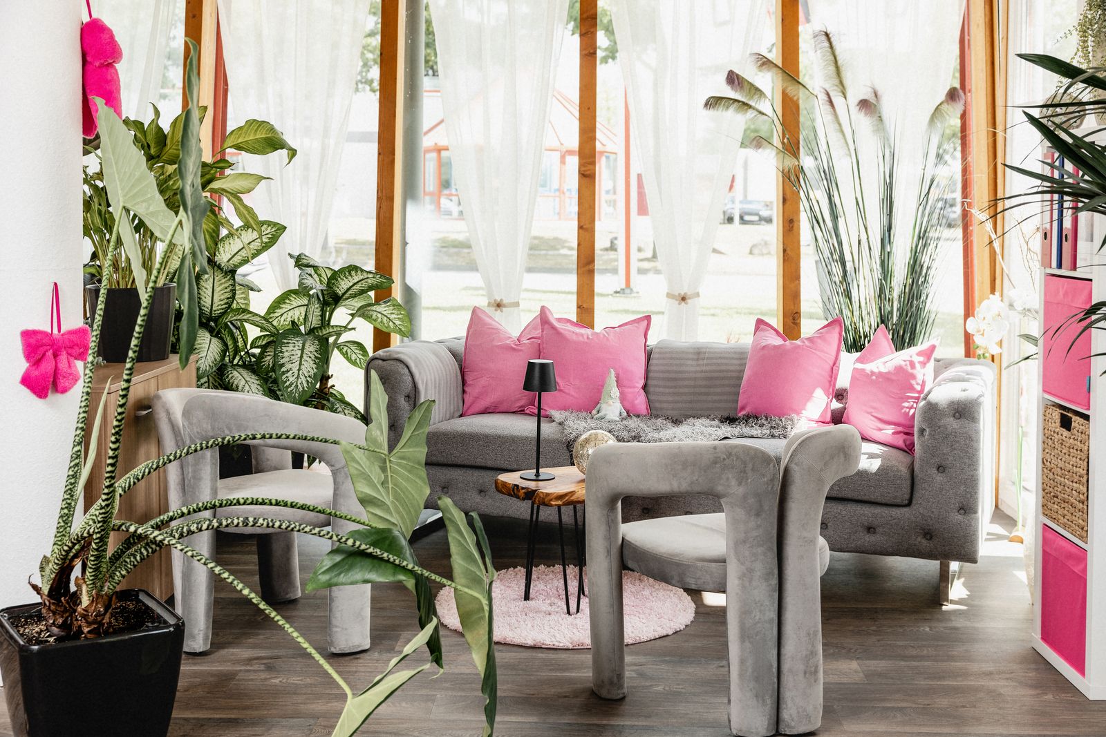 Lounge mit pinken Kissen