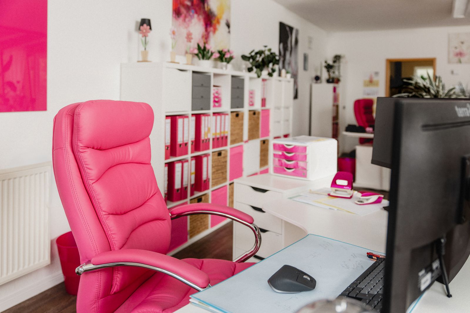 Büro mit pinken Stühlen