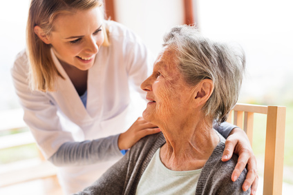 Pflegekraft im Gespräch mit Seniorin